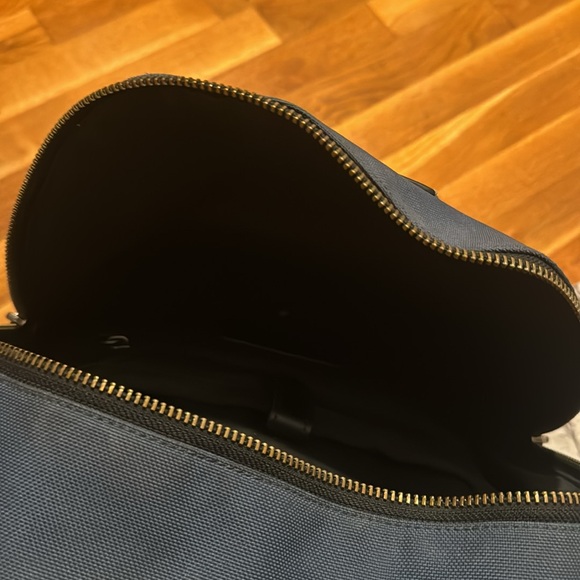 I’m trying to selling this bag because I don’t ever use it and I need some cash - Picture 7 of 9